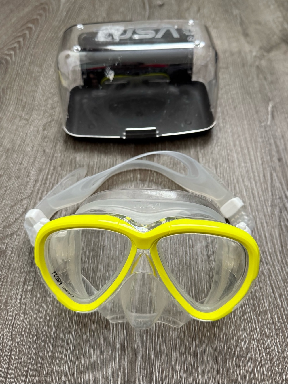 TUSA Intega Scuba Diving Mask (Model M-2004) in the color FY (Flash Yell